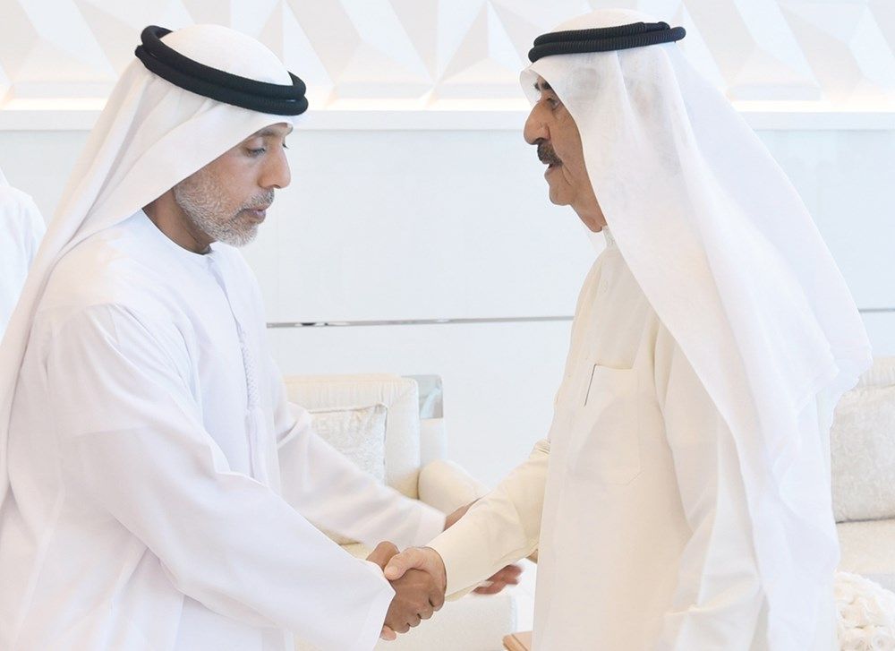 حاكم أم القيوين يتقبل تعازي سرور بن محمد والشيوخ في وفاة حصة بنت حميد الشامسي