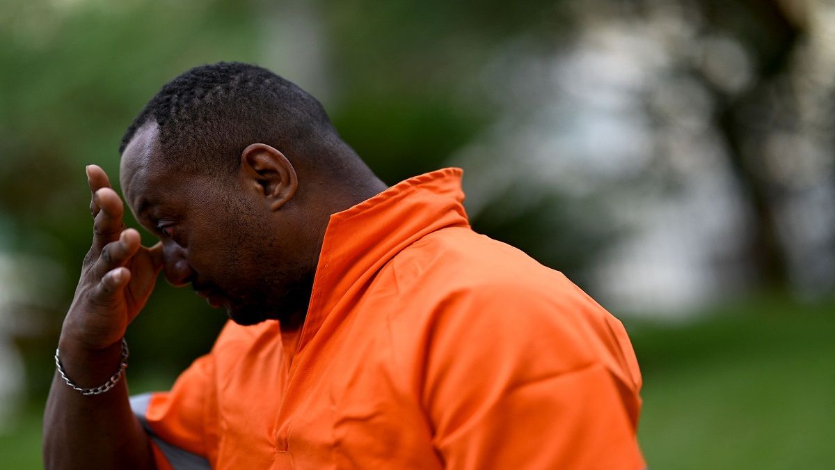 الامارات | صورة مؤثرة تهز بلداً.. عامل جمع نفايات يعثر على مولودة قرب حاوية قمامة