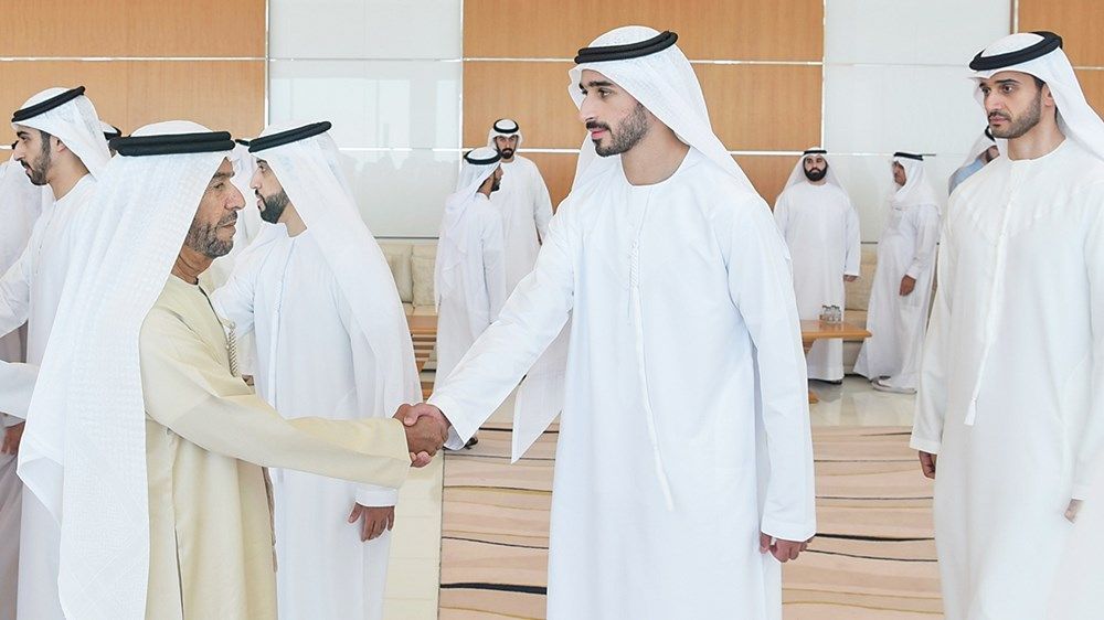 حاكم أم القيوين يتقبل تعازي سرور بن محمد والشيوخ في وفاة حصة بنت حميد الشامسي