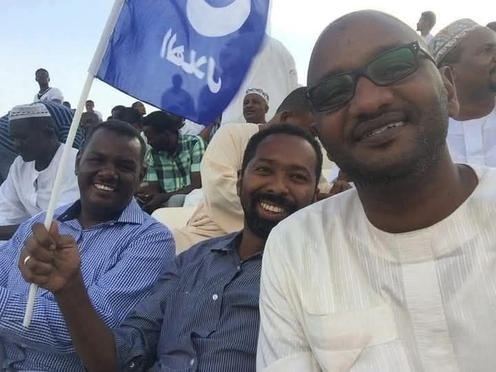 شاهد بالصورة.. قبل ساعات من مباراة الأهلي المصري.. حالة من التشاؤم تصيب جمهور الهلال بعد ظهور القيادي بالحرية والتغيير “خالد سلك” داخل الإستاد يرفع علم الفريق ويسانده وساخرون: “الله يكضب الشينة”