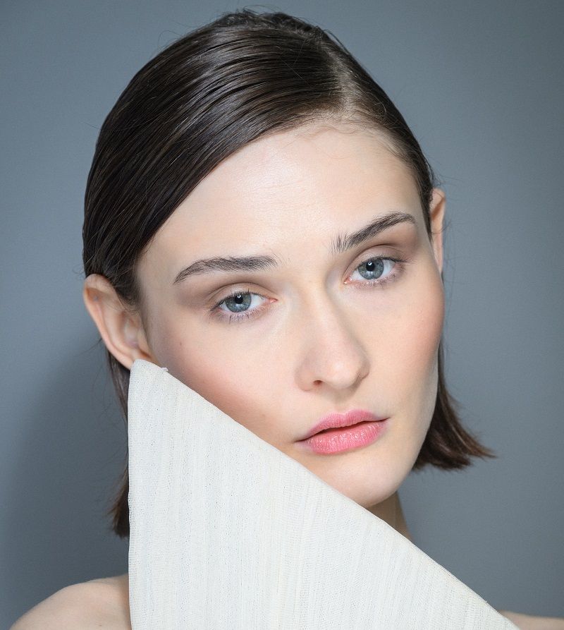 دليلكِ لإطلالة منعشة ومتألقة في ربيع وصيف 2025: صيحات جمالية لا تفوتيها