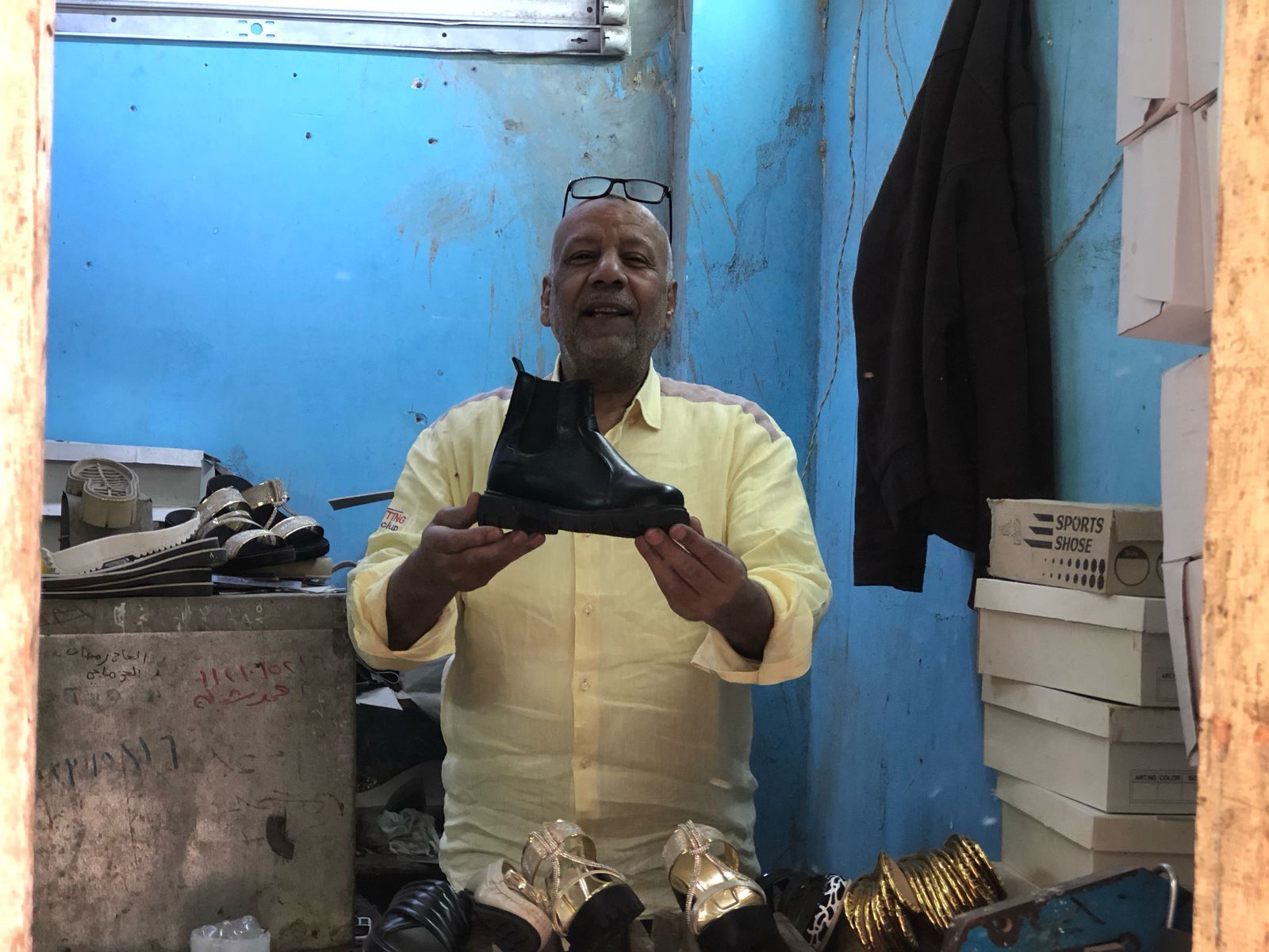 حكاية "صانع أحذية" فى الدرب الأحمر ورث المهنة عن والده وعملها لابنه.. صور