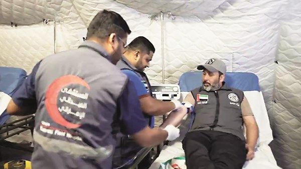 طاقم المستشفى الميداني الإماراتي يتبرع بالدم لدعم مصابي غزة
