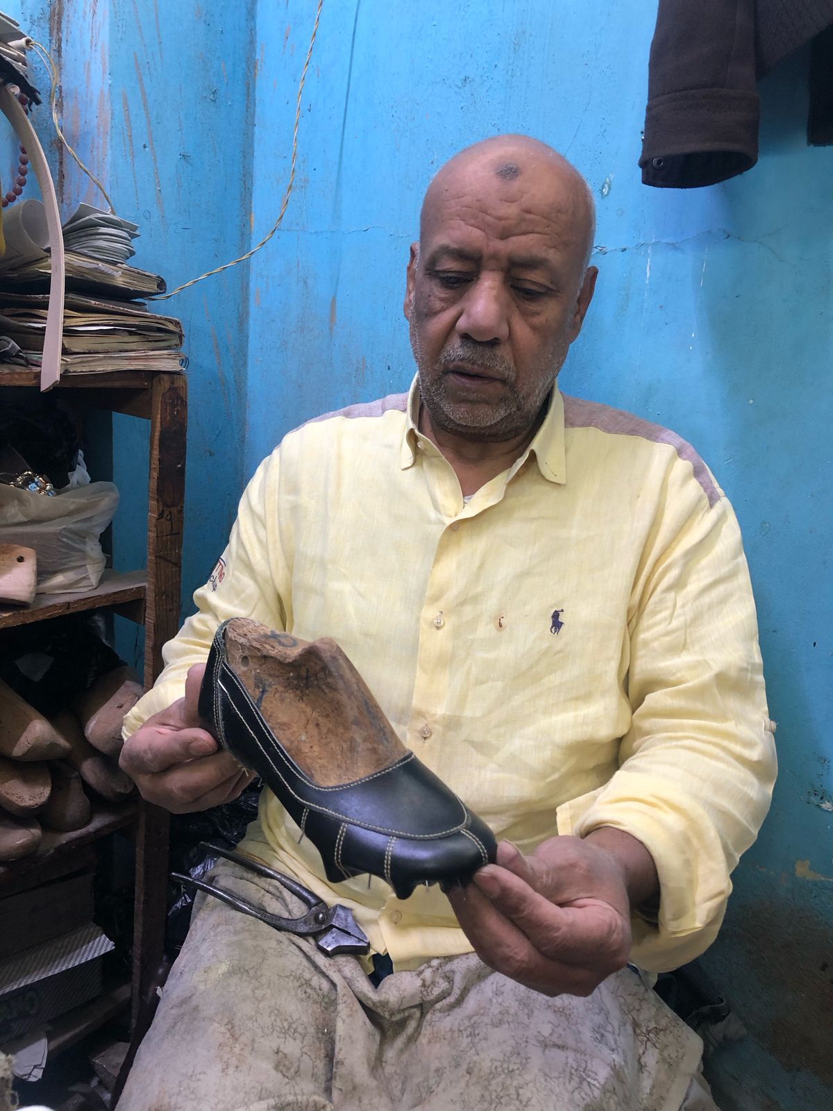 حكاية "صانع أحذية" فى الدرب الأحمر ورث المهنة عن والده وعملها لابنه.. صور