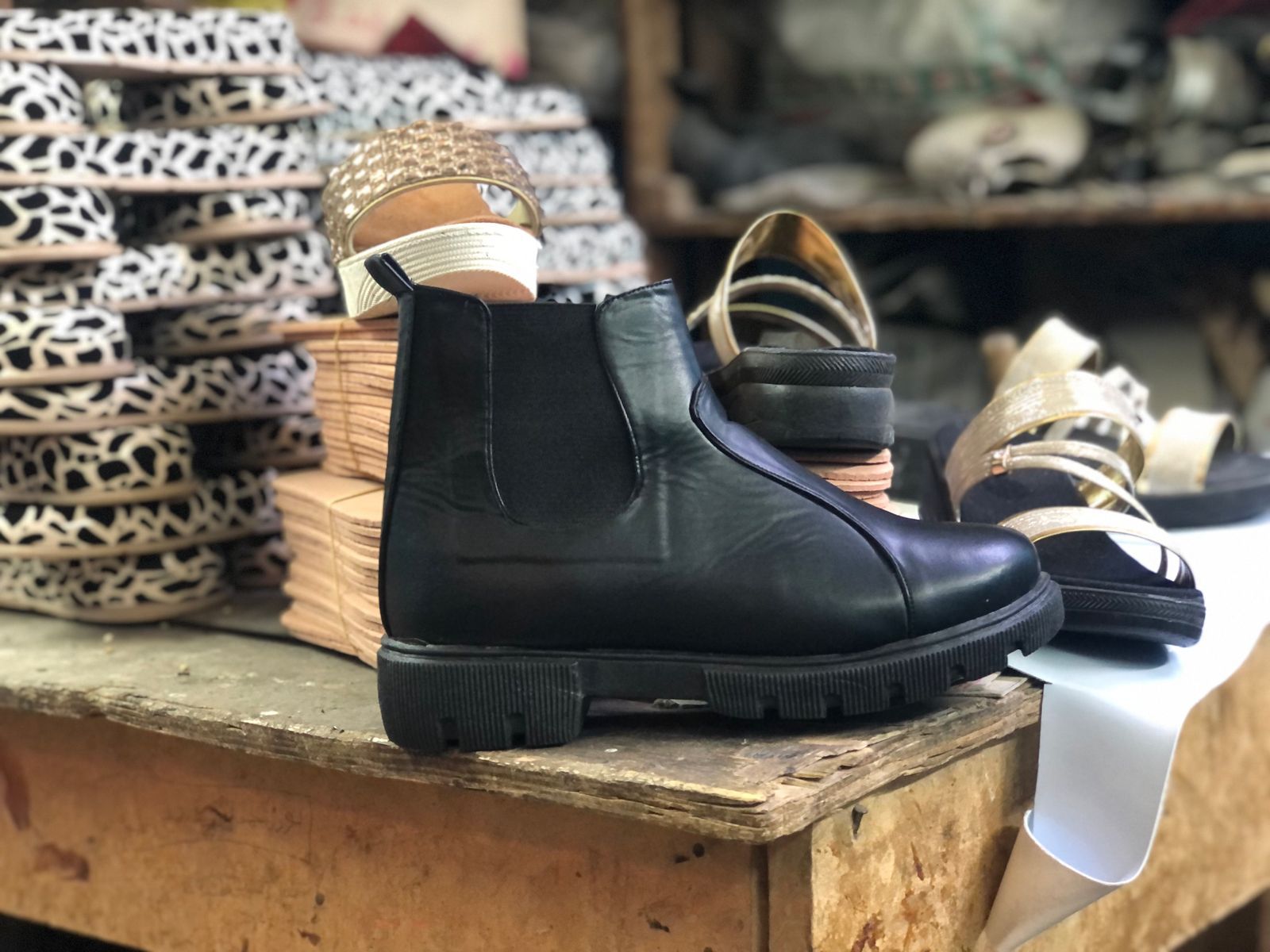 حكاية "صانع أحذية" فى الدرب الأحمر ورث المهنة عن والده وعملها لابنه.. صور