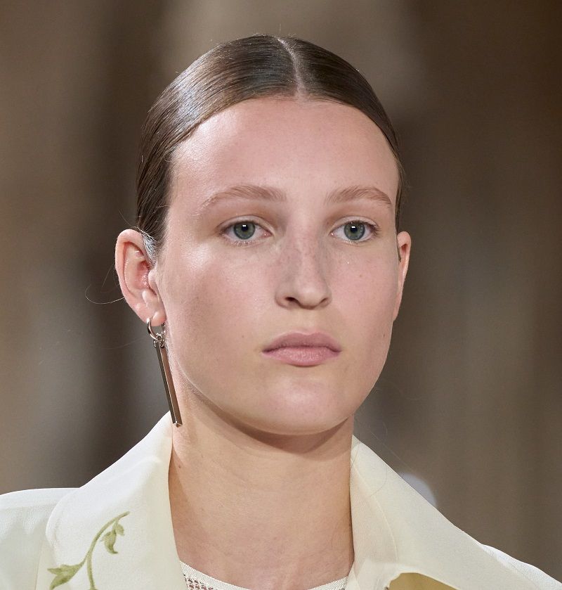 دليلكِ لإطلالة منعشة ومتألقة في ربيع وصيف 2025: صيحات جمالية لا تفوتيها