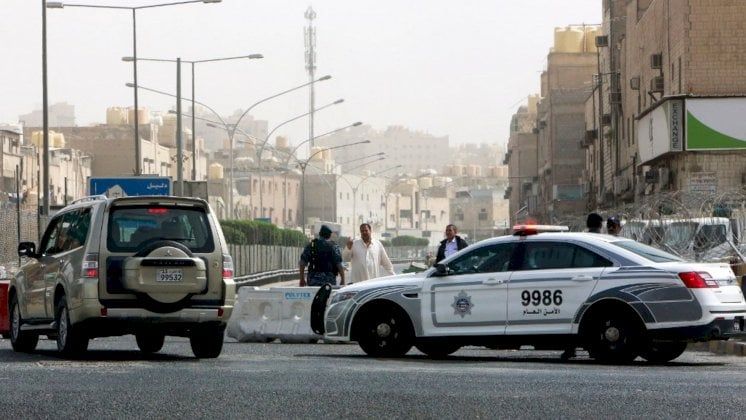 القبض على كويتي اغتصب طفلاً صباح العيد وألقى به عارياً (فيديو)