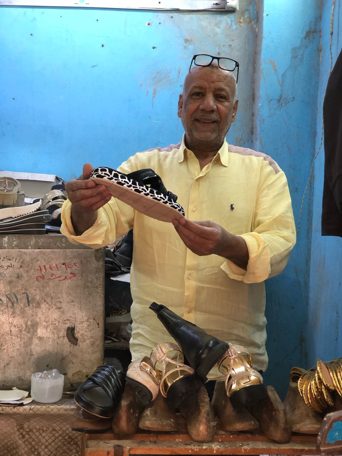 حكاية "صانع أحذية" فى الدرب الأحمر ورث المهنة عن والده وعملها لابنه.. صور