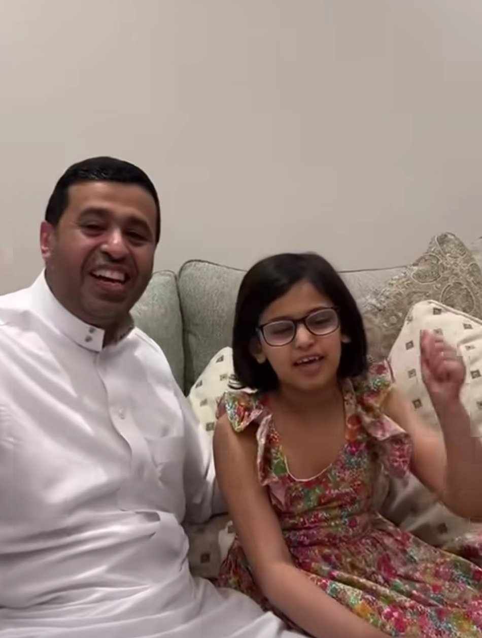 شاهد بالصورة والفيديو.. إبنة الحكم السعودي علي القحطاني تعبر عن فرحتها الكبيرة بتحرير الخرطوم وتغني مع والدها (أنا إفريقي أنا سوداني)