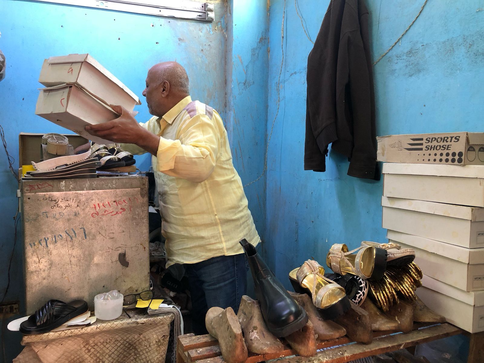 حكاية "صانع أحذية" فى الدرب الأحمر ورث المهنة عن والده وعملها لابنه.. صور