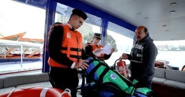 وزارة الداخلية توزع هدايا على المرضى والمسنين فى العيد.. فيديو