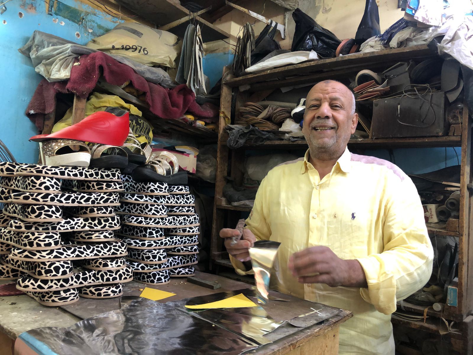 حكاية "صانع أحذية" فى الدرب الأحمر ورث المهنة عن والده وعملها لابنه.. صور