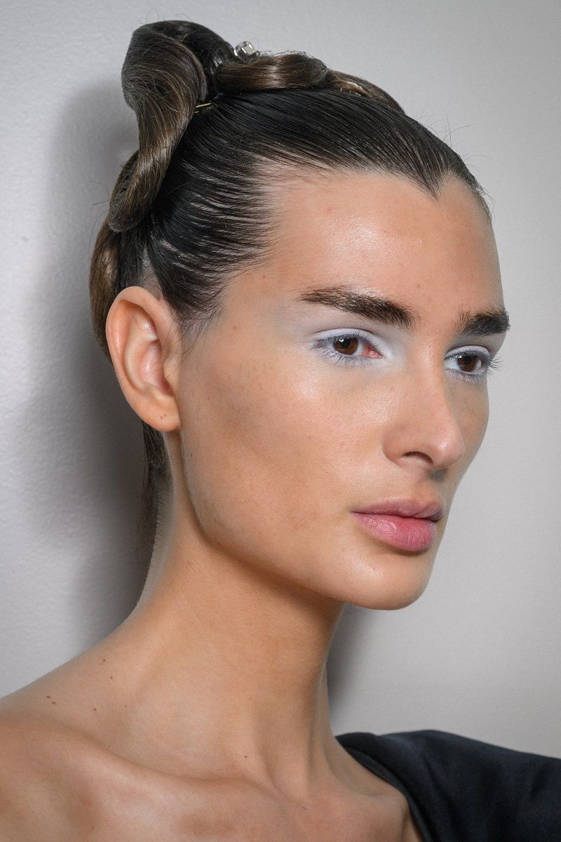 دليلكِ لإطلالة منعشة ومتألقة في ربيع وصيف 2025: صيحات جمالية لا تفوتيها