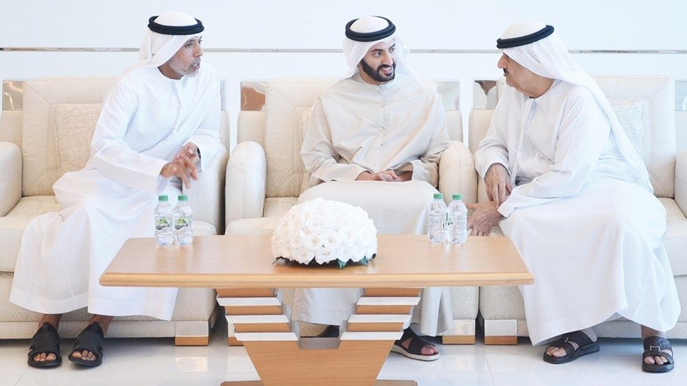 حاكم أم القيوين يتقبل تعازي سرور بن محمد والشيوخ في وفاة حصة بنت حميد الشامسي