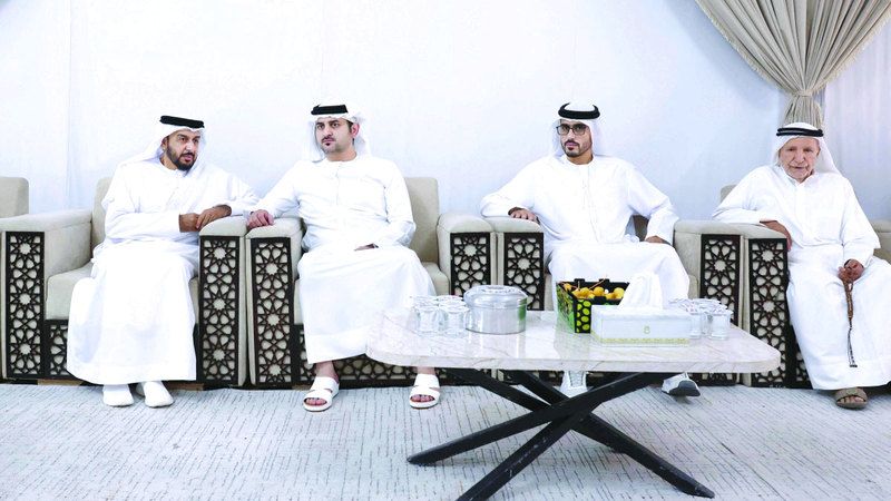 الامارات | مكتوم بن محمد يقدّم واجب العزاء في وفاة عوشة بنت مكتوم