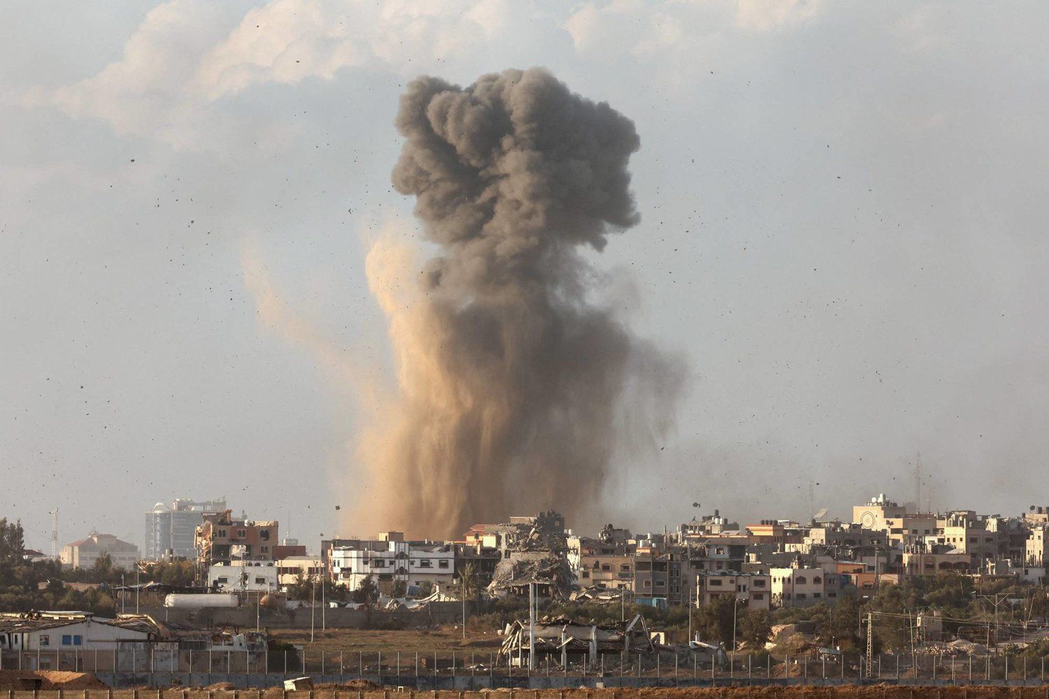استشهاد 19 فلسطينيًا في قصف إسرائيلي على مركز إيواء شمال قطاع غزة