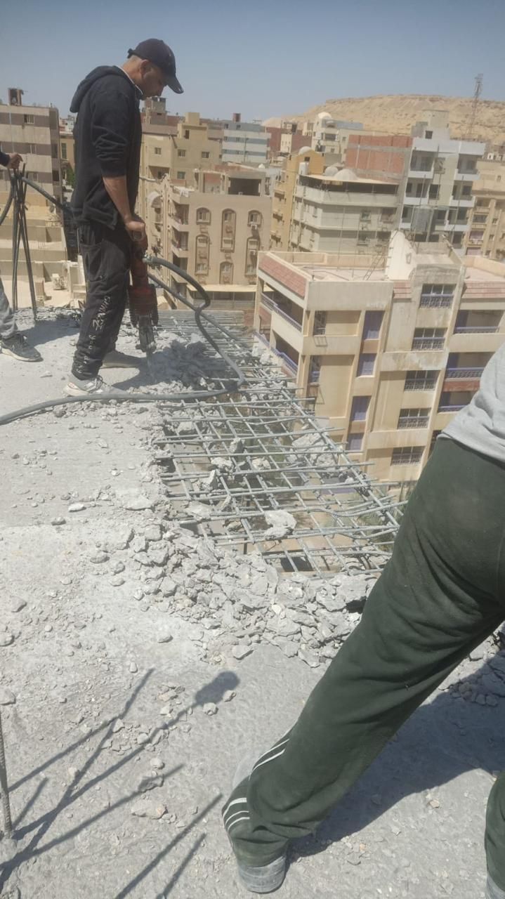 محافظة القاهرة تزيل مخالفات بناء بالمقطم.. صور