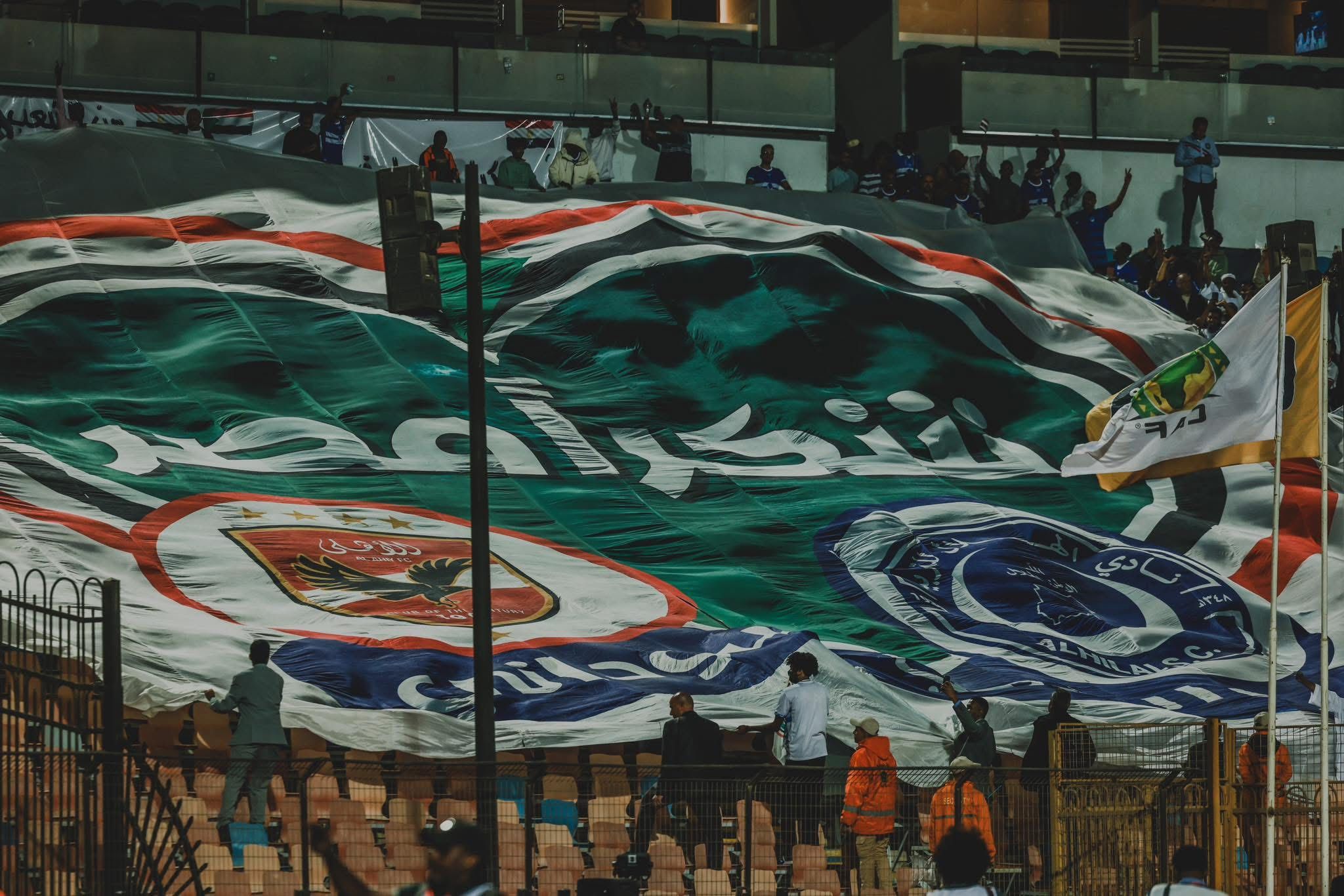 شاهد بالصورة والفيديو.. أجمل لقطات المباراة.. جماهير الهلال السوداني ترفع “تيفو” مكتوب عليه (شكراً مصر) والجماهير المصرية ترد: (مصر والسودان إيد واحدة)