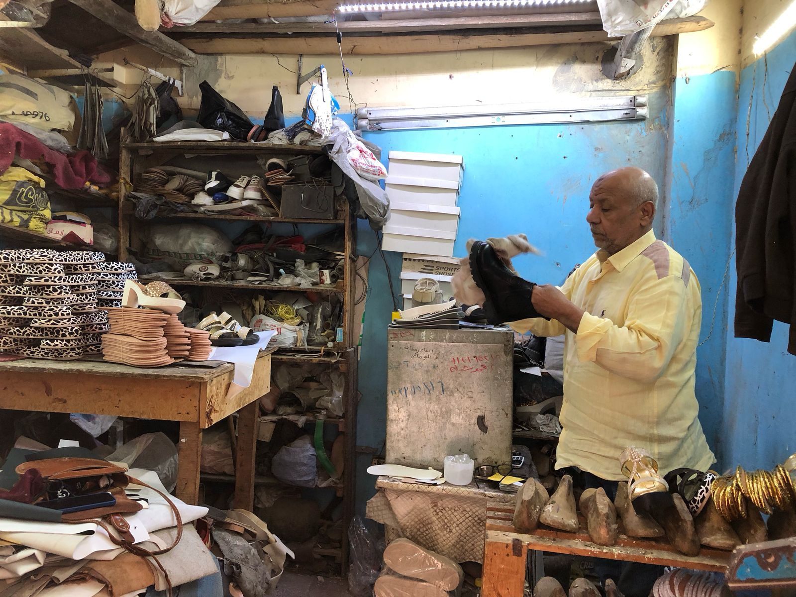 حكاية "صانع أحذية" فى الدرب الأحمر ورث المهنة عن والده وعملها لابنه.. صور