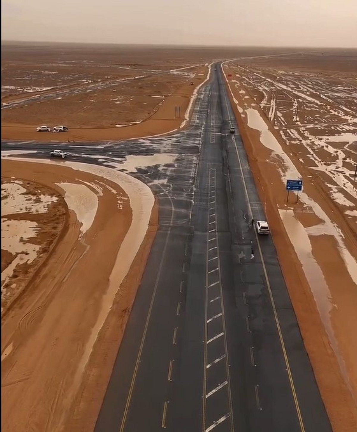 فيديو جوي.. أمطار الخير تعانق تيماء وأودية شمال شرق المحافظة تسيل