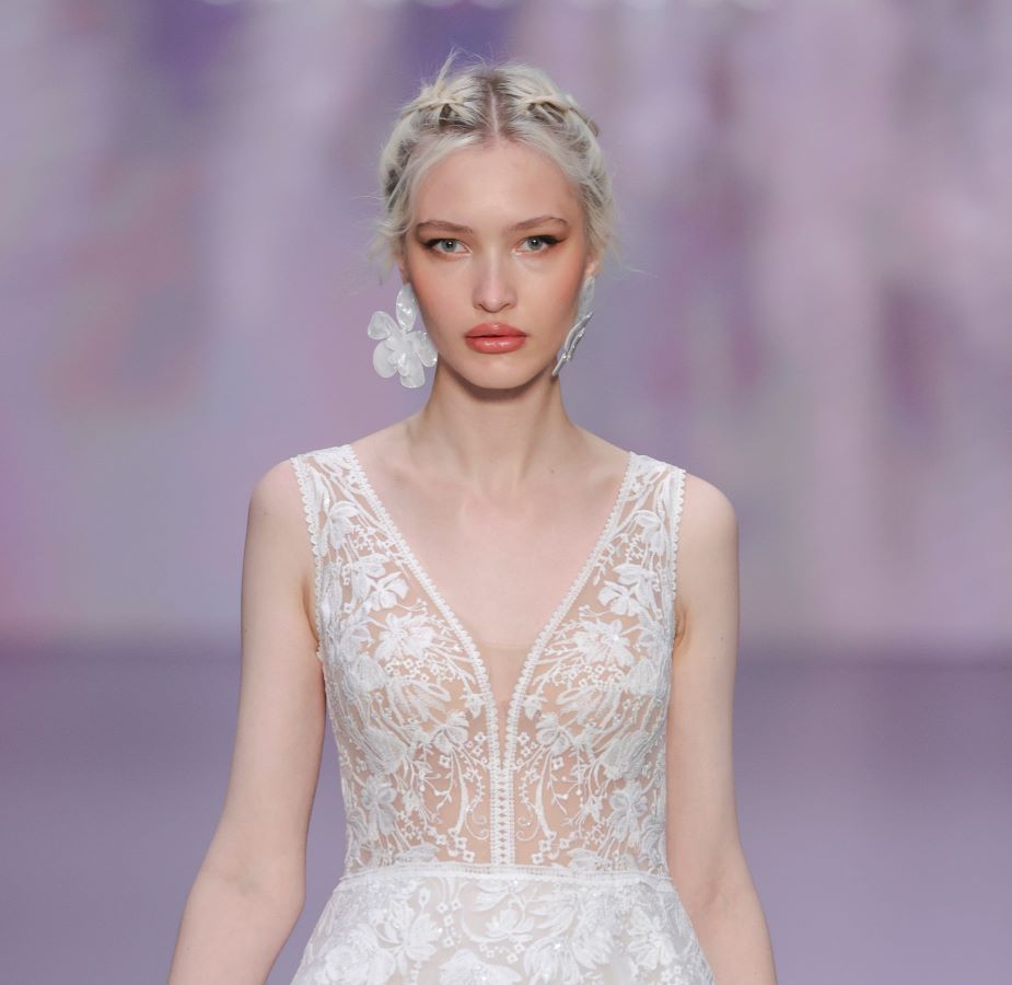 لعروس ربيع وصيف 2025: استلهمي إطلالتك الجمالية بكل تفاصيلها من عروض الموسم العالمية