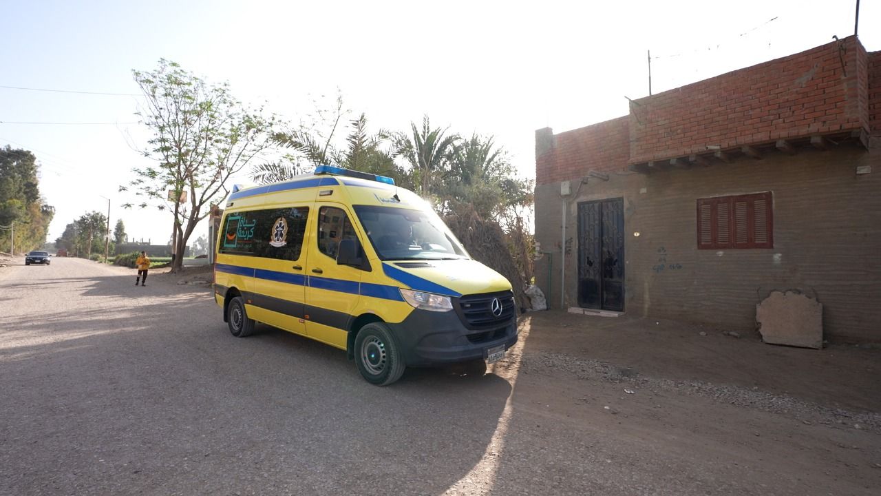 نقل الطفلة إيمان "ضحية رشق الحجارة" لتلقى العلاج بمعهد ناصر.. صور