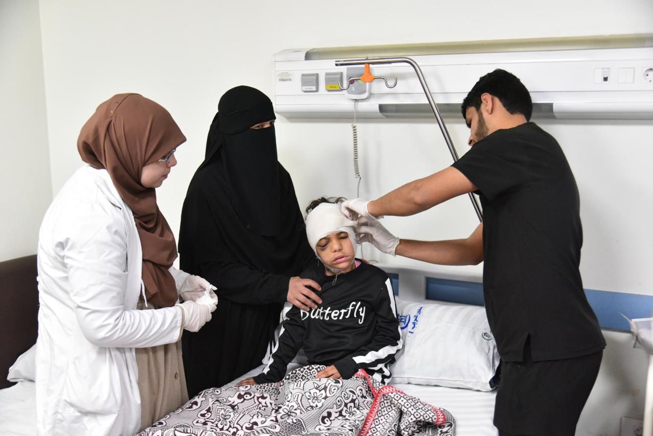 نقل الطفلة إيمان "ضحية رشق الحجارة" لتلقى العلاج بمعهد ناصر.. صور