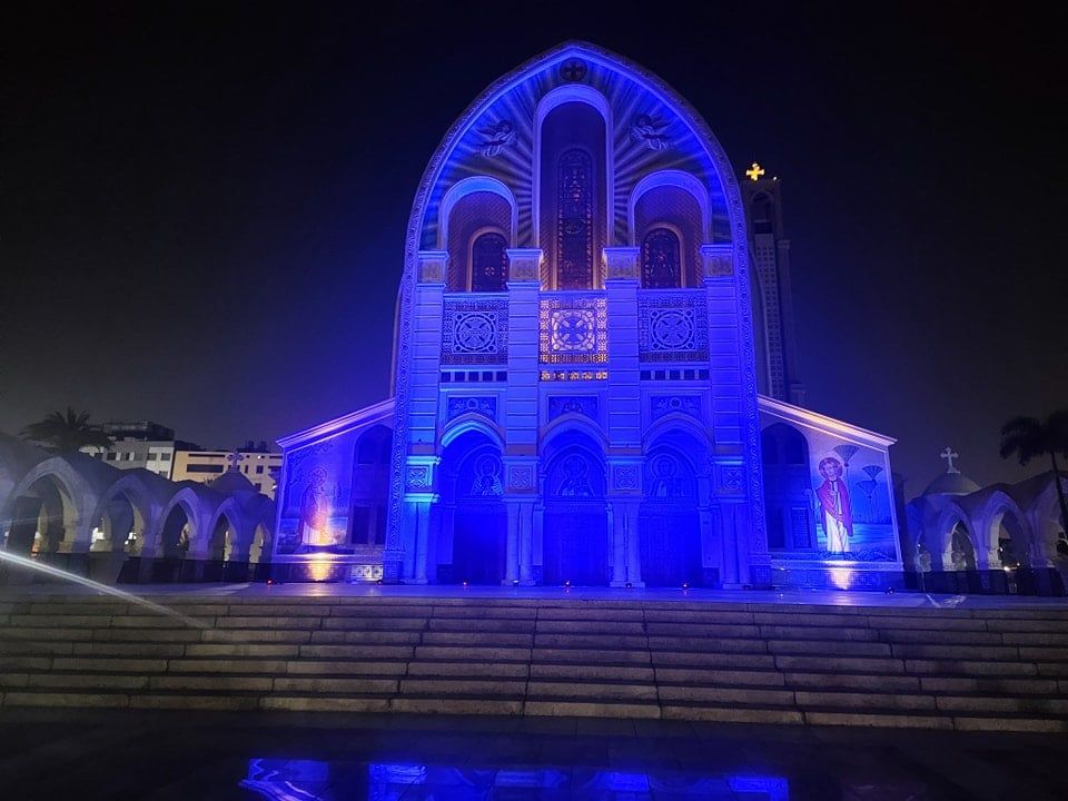 دعما لذوى التوحد.. الكاتدرائية المرقسية بالعباسية تضىء أنوارها باللون الأزرق