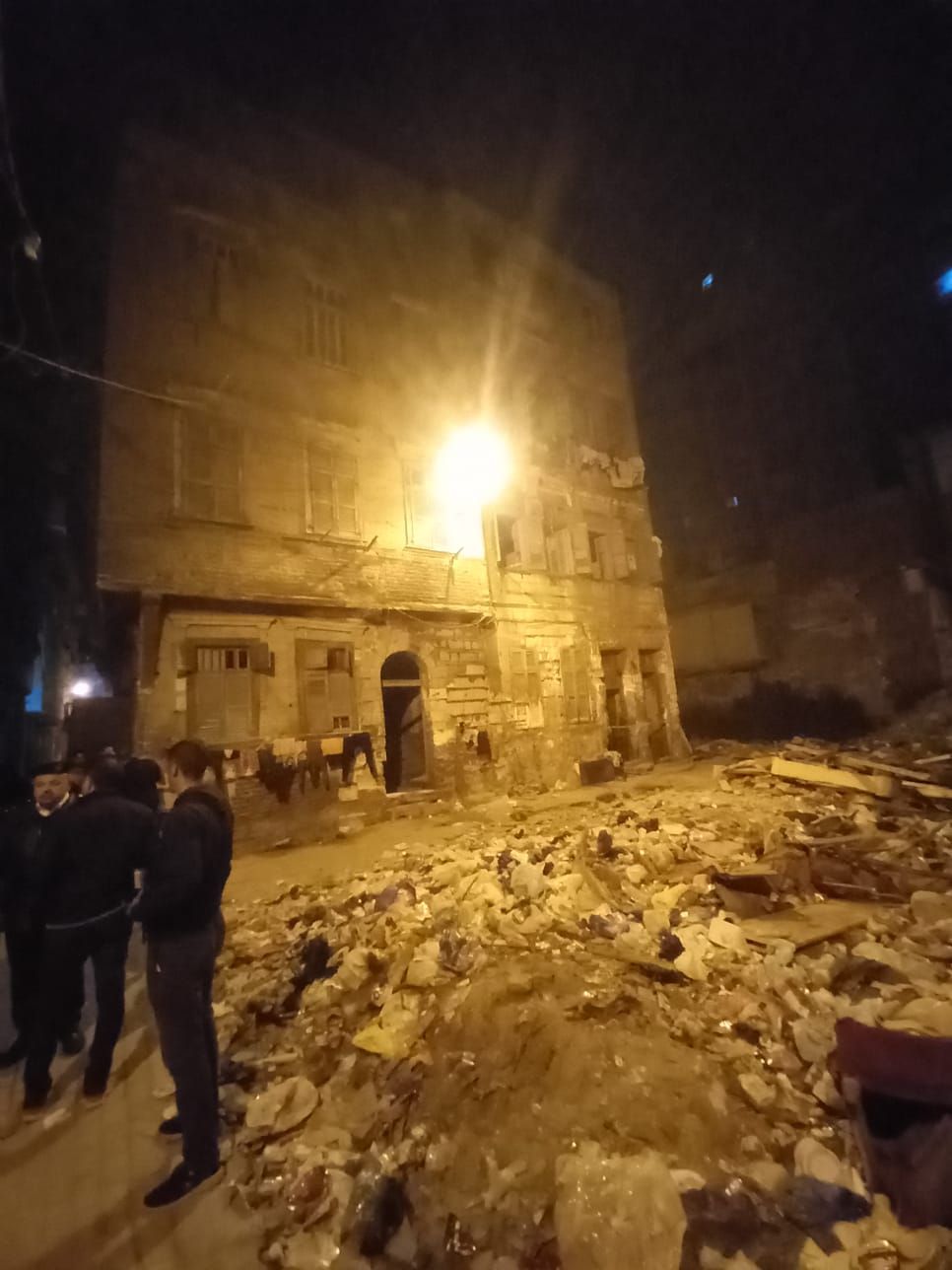 مصرع أم وبناتها الثلاثة وإصابة الزوج فى انهيار عقار بحى الجمرك بالإسكندرية