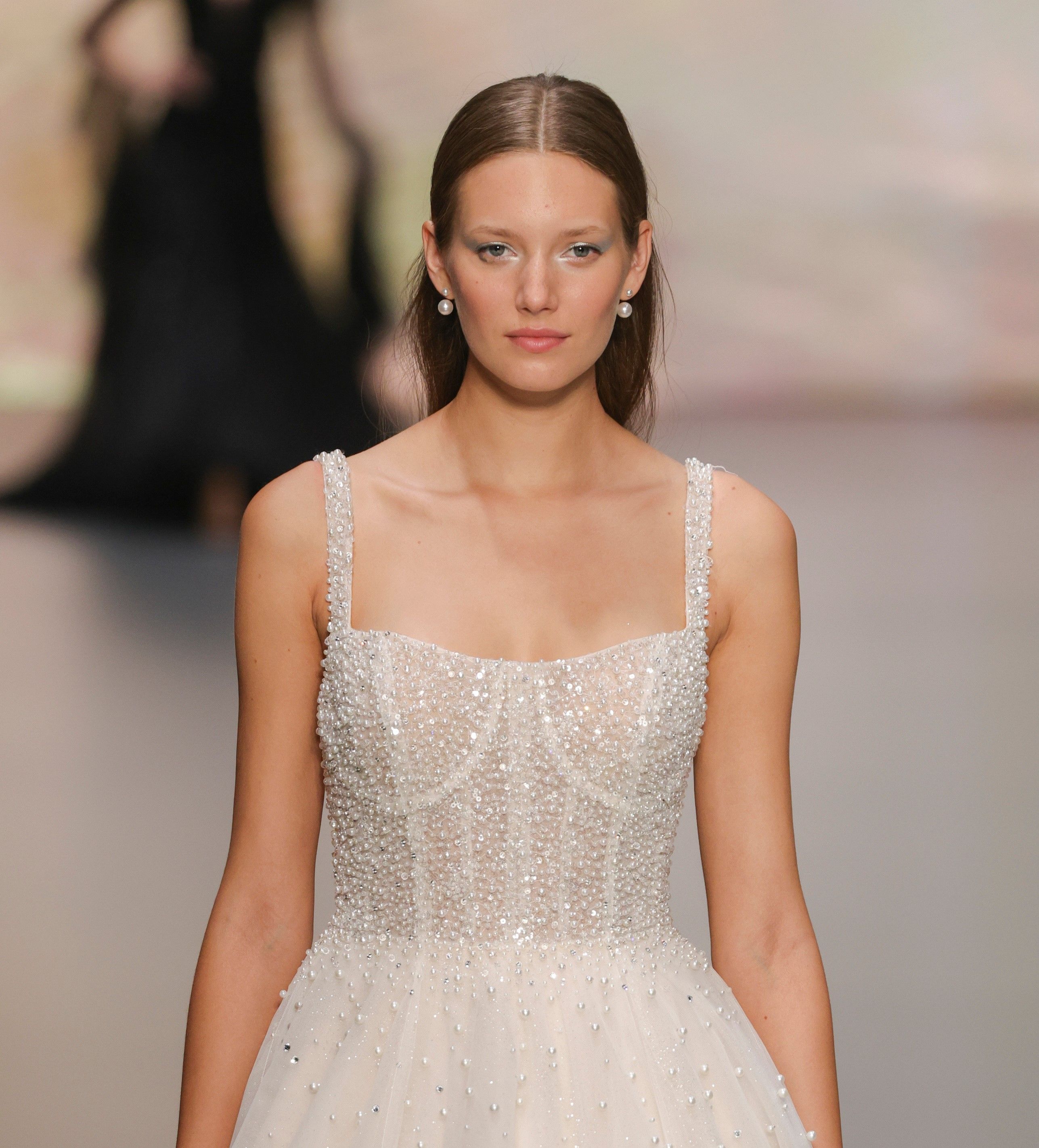 لعروس ربيع وصيف 2025: استلهمي إطلالتك الجمالية بكل تفاصيلها من عروض الموسم العالمية