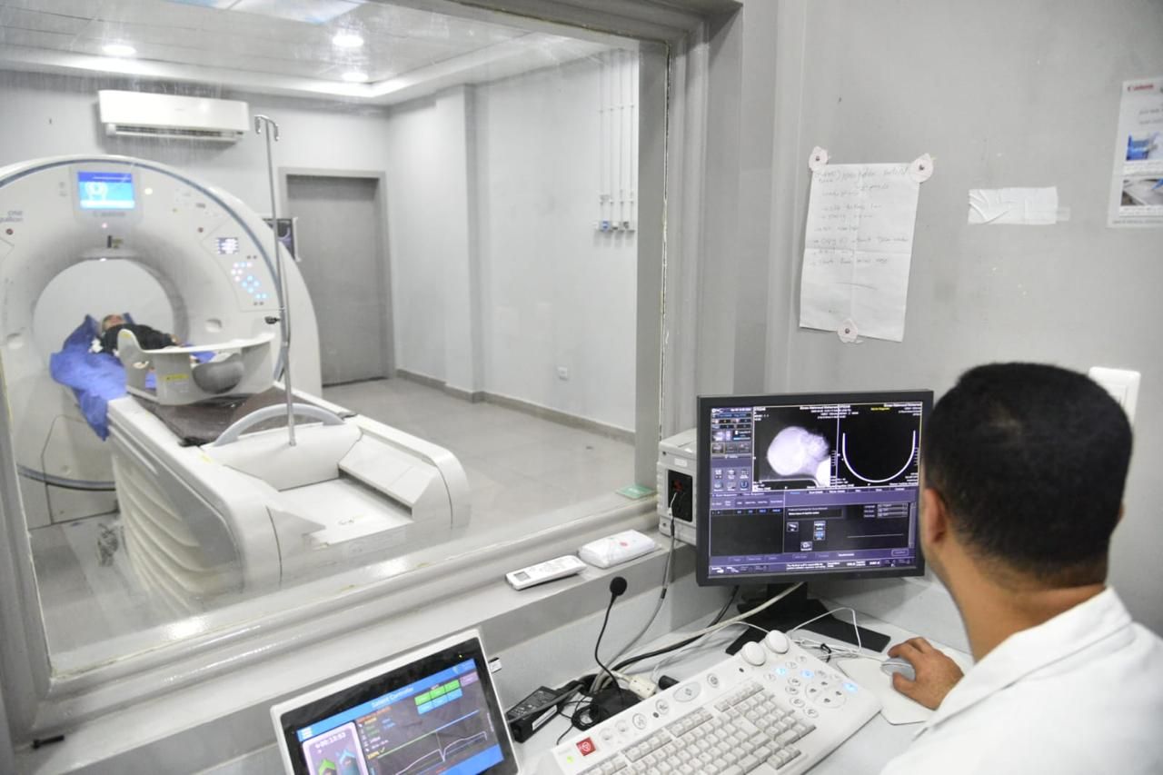 نقل الطفلة إيمان "ضحية رشق الحجارة" لتلقى العلاج بمعهد ناصر.. صور