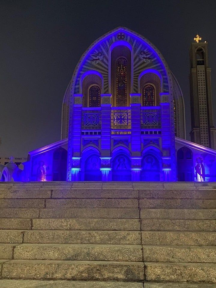 دعما لذوى التوحد.. الكاتدرائية المرقسية بالعباسية تضىء أنوارها باللون الأزرق