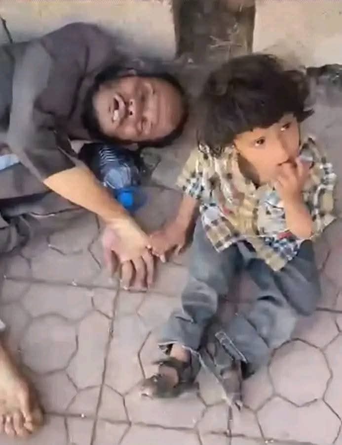 وفاة مأساوية في إب.. صورة لطفل بجوار جثمان والده تثير مشاعر الحزن والتعاطف