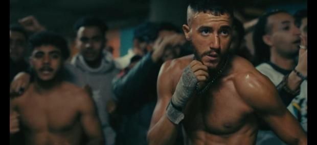 سر فورمة أحمد مالك في ولاد الشمس.. ماذا تفعل الفراخ المشوية بالجسم؟