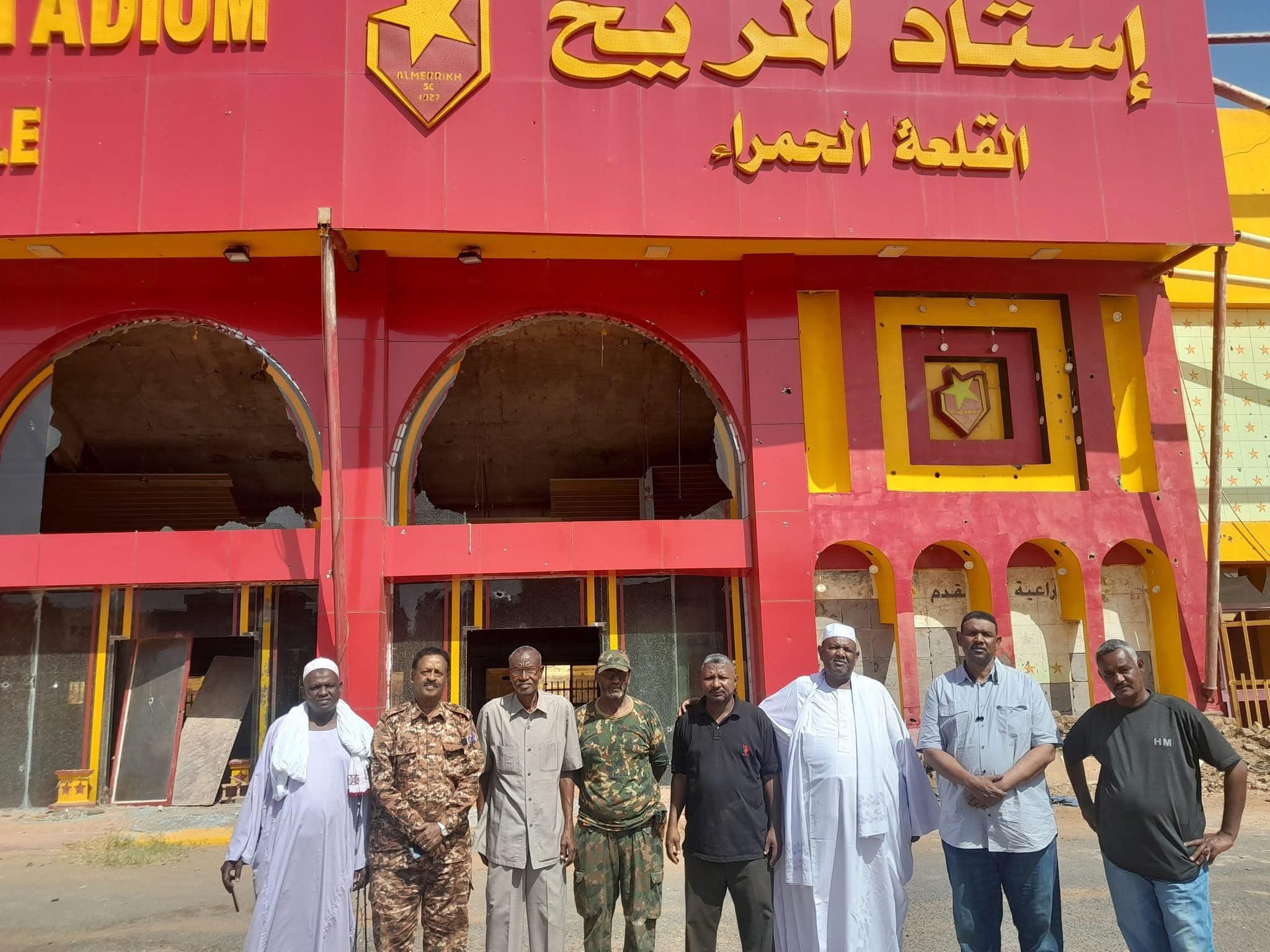 شاهد بالصور.. “المريخاب” يتجمعون في “معايدة” العيد داخل إستاد المريخ