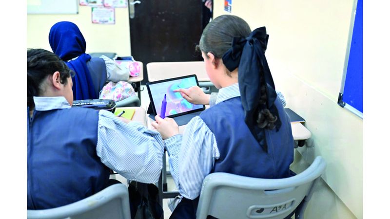 الامارات | رسوم الكتب والزي المدرسي في أبوظبي.. اختيارية