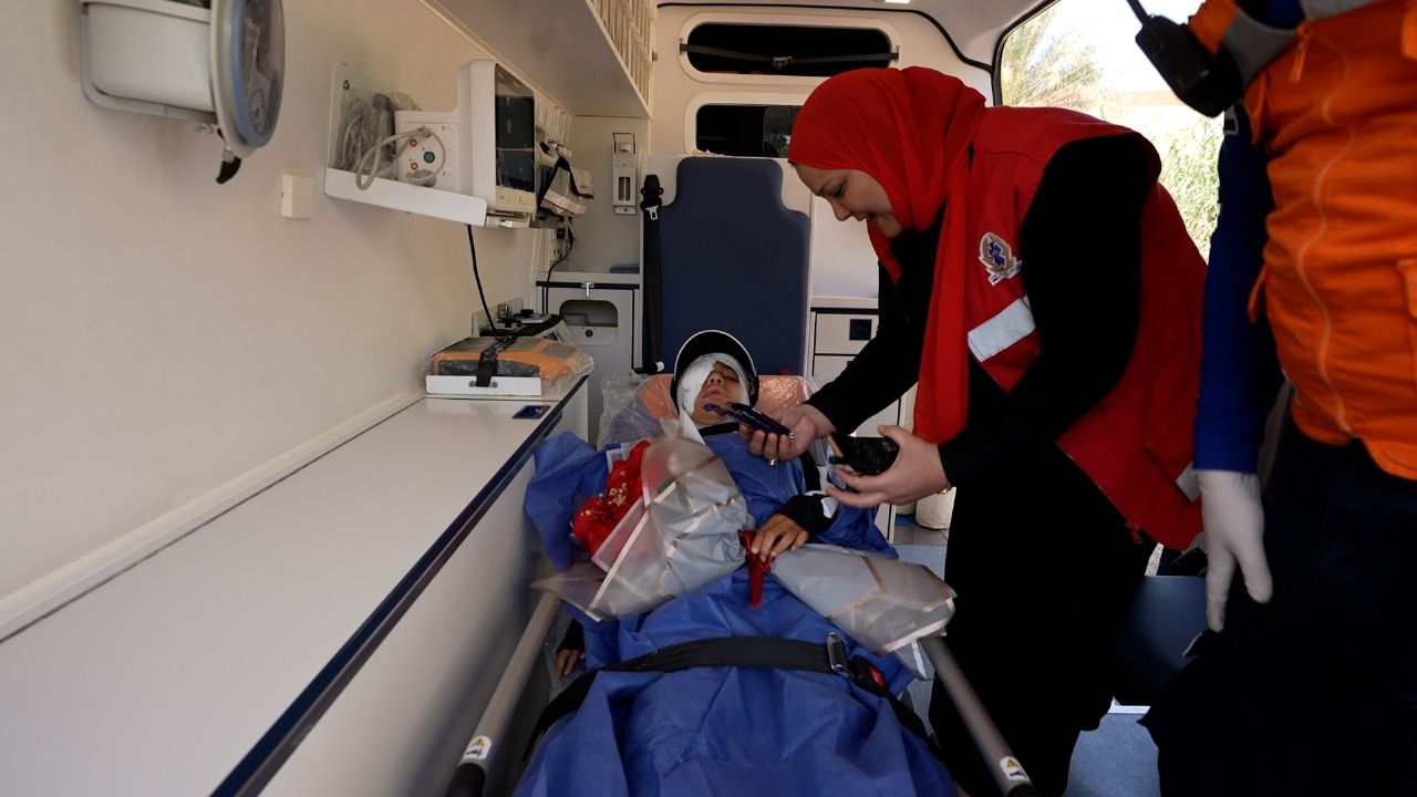 نقل الطفلة إيمان "ضحية رشق الحجارة" لتلقى العلاج بمعهد ناصر.. صور