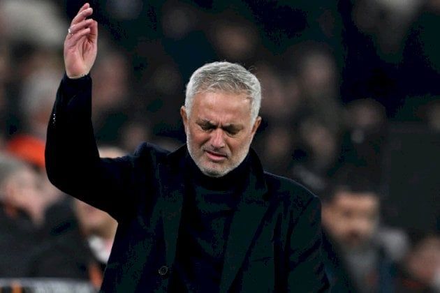 مورينيو يقرص أنف مدرب غلطة سراي بعد خسارة ديربي اسطنبول