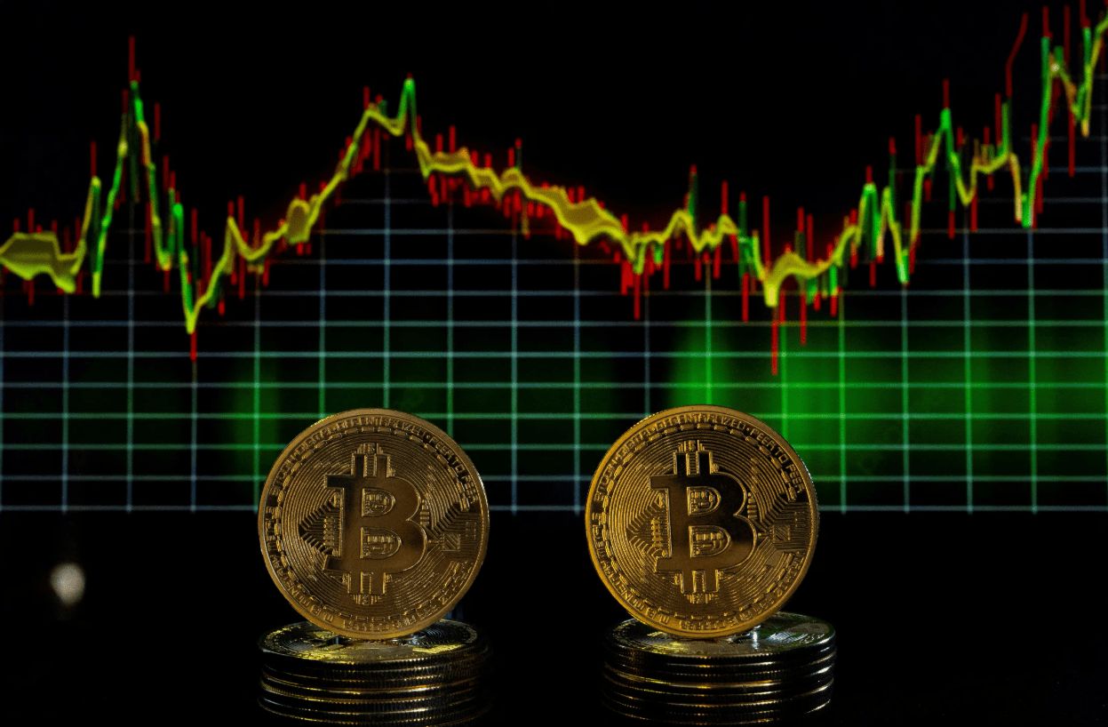 تراجع سعر البيتكوين وتصفية بالجملة في سوق الكريبتو نتيجة رسوم “ترامب” الجمركية