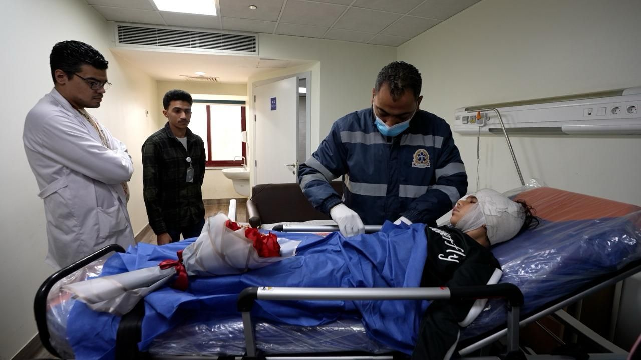 نقل الطفلة إيمان "ضحية رشق الحجارة" لتلقى العلاج بمعهد ناصر.. صور