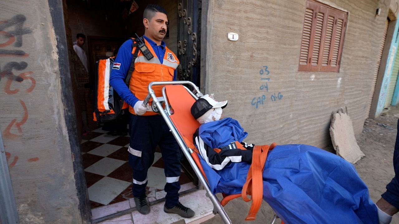 نقل الطفلة إيمان "ضحية رشق الحجارة" لتلقى العلاج بمعهد ناصر.. صور