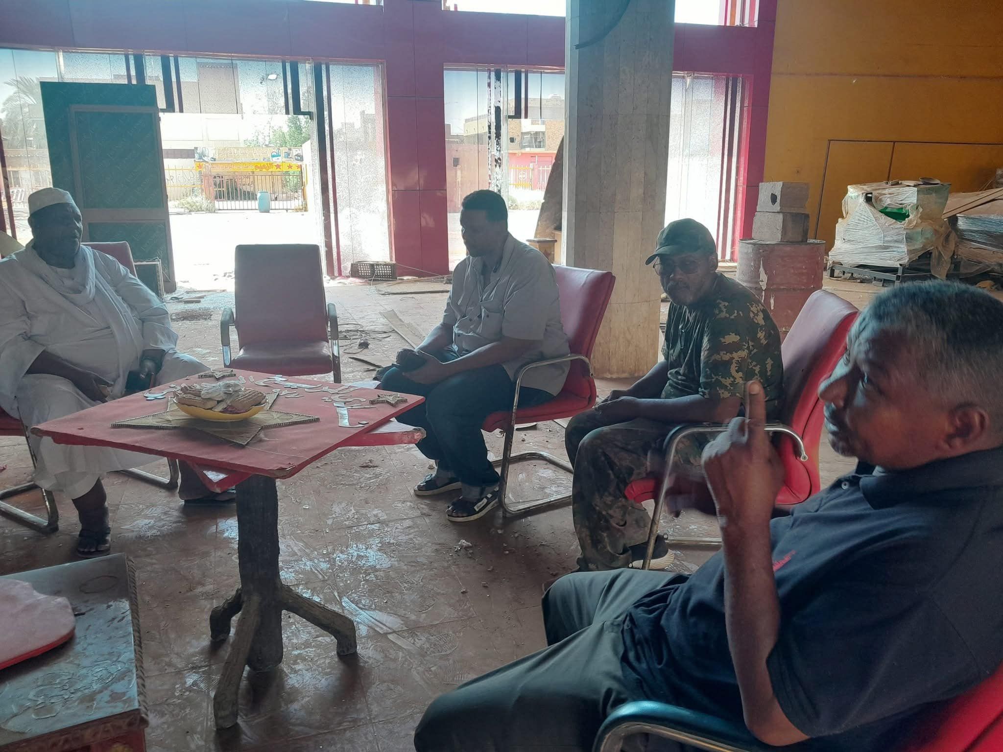 شاهد بالصور.. “المريخاب” يتجمعون في “معايدة” العيد داخل إستاد المريخ