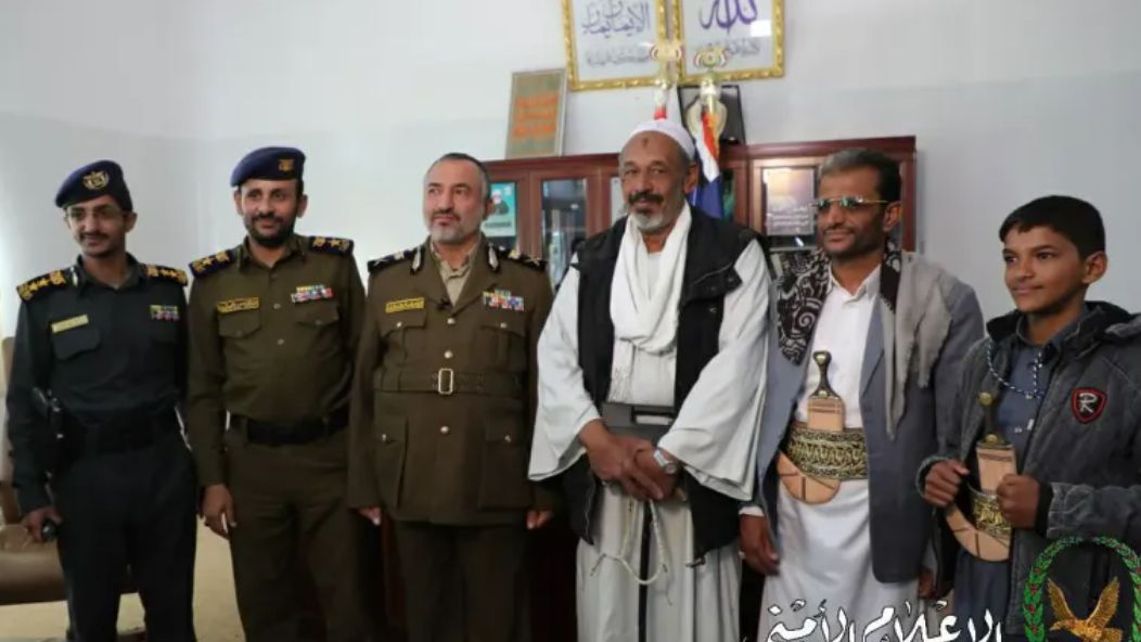 مفاجأة من العيار الثقيل ...الكشف عن هوية ومنصب القيادي الحوثي المستهدف على متن سيارته في صنعاء "شاهد"