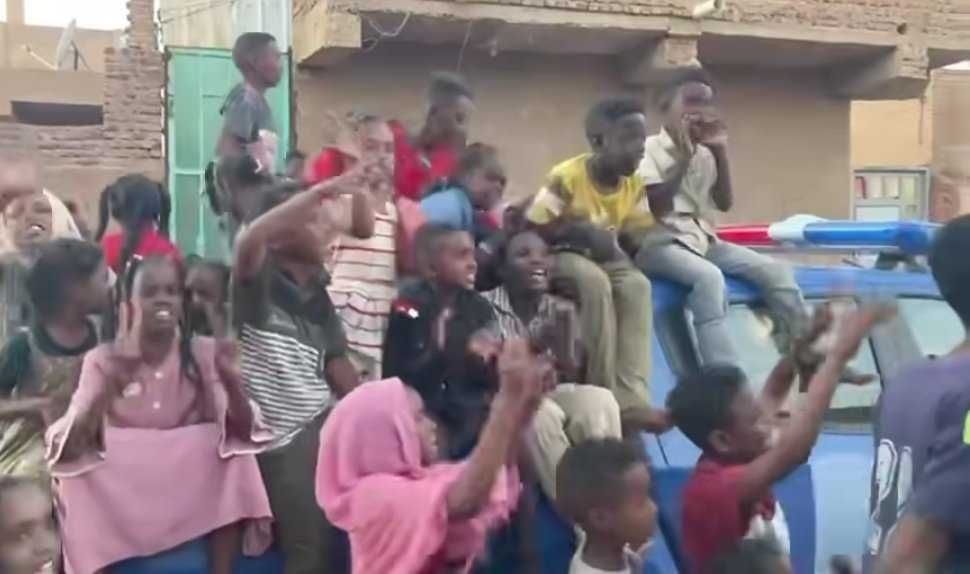 شاهد بالصورة والفيديو.. بفرحة كبيرة أطفال سودانيون يصعدون أعلى سيارة شرطة ويرددون بصوت واحد: (الدعامة وينهم صيجوا صيجوا)