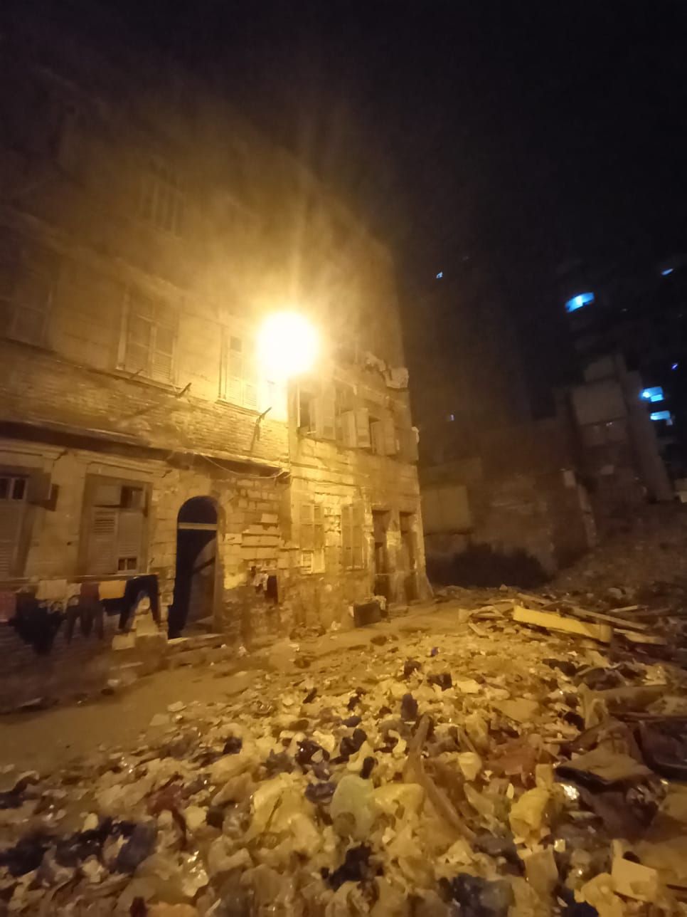 مصرع أم وبناتها الثلاثة وإصابة الزوج فى انهيار عقار بحى الجمرك بالإسكندرية