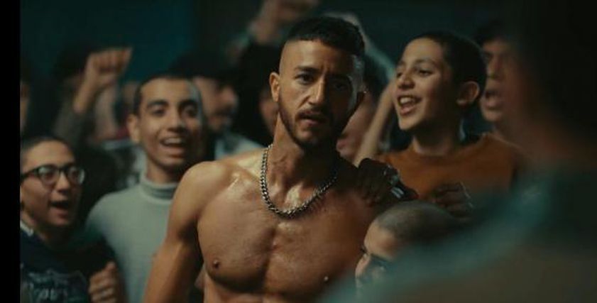 سر فورمة أحمد مالك في ولاد الشمس.. ماذا تفعل الفراخ المشوية بالجسم؟