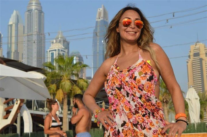 شاهد بالصورة والفيديو.. ممثلة مصرية معروفة ترقص وتهز بكتفها على أنغام أغنية الفنانة السودانية ندى القلعة (الجياشة جو وحرروا الخرطوم)