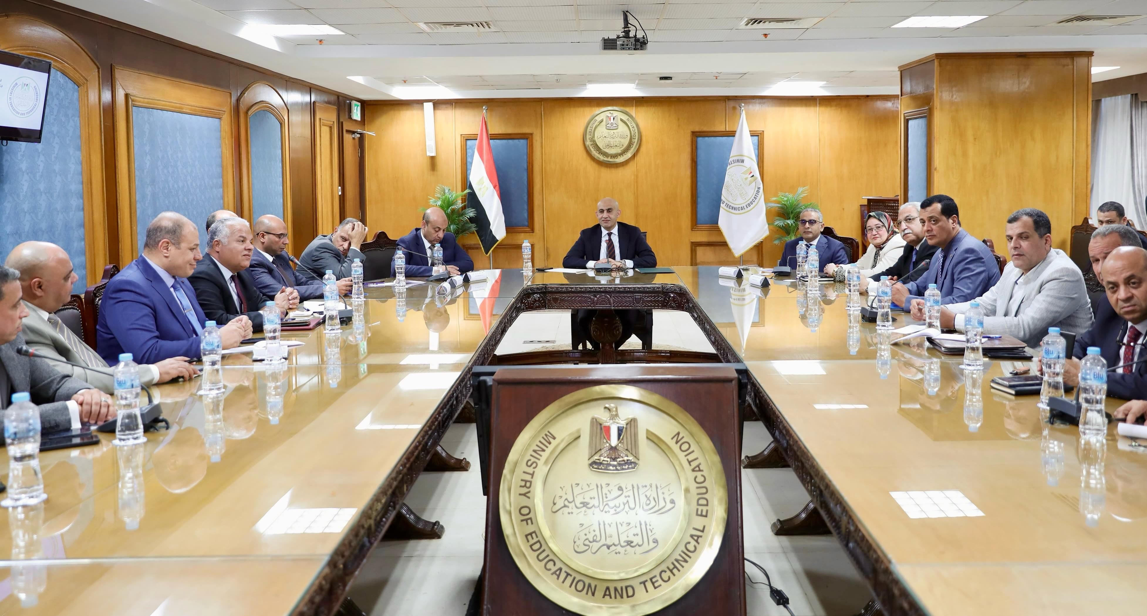 وزير التعليم يوجه بتعميم نظام البوكليت فى امتحانات نهاية العام للشهادة الإعدادية