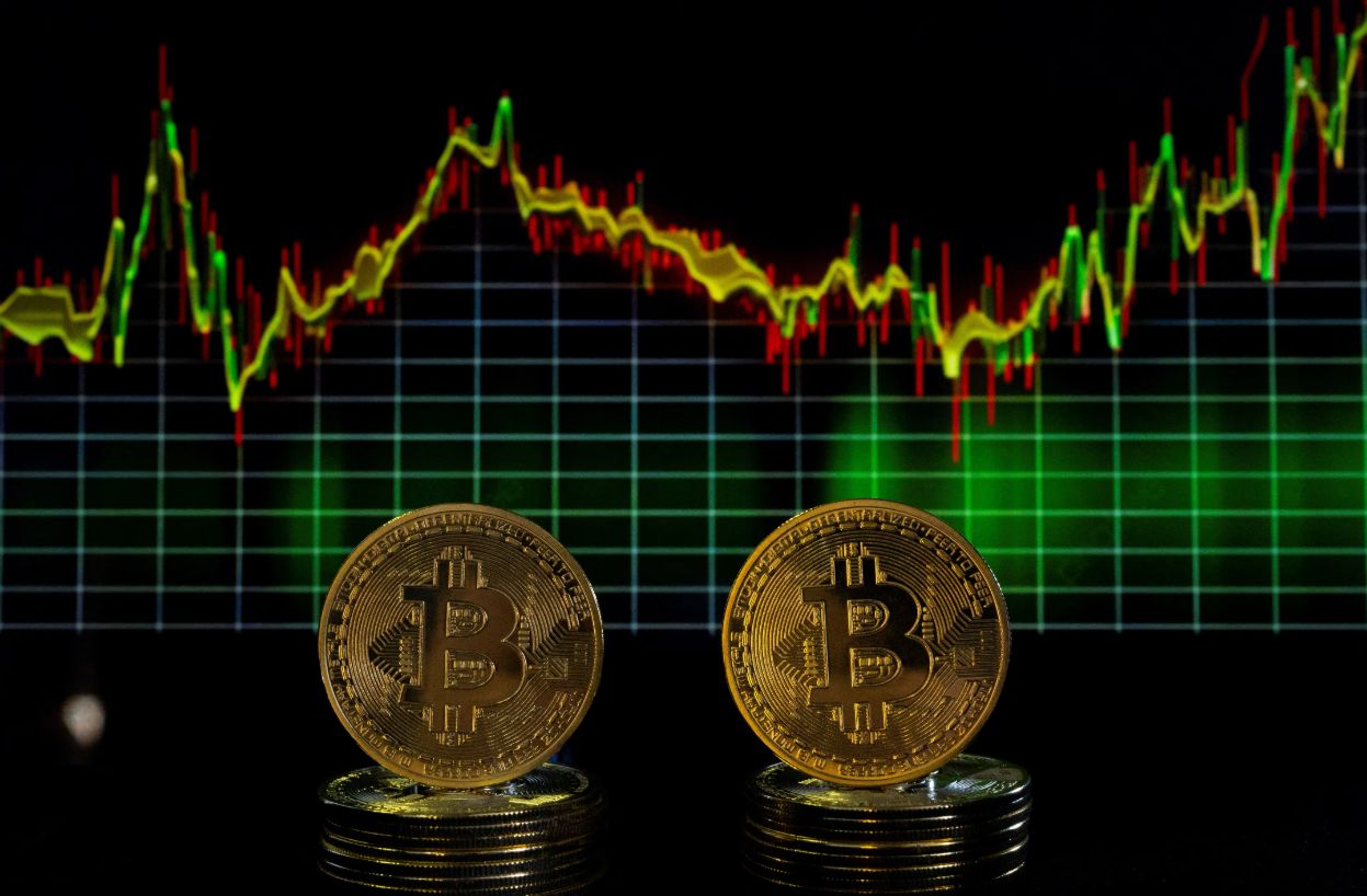 تراجع سعر البيتكوين وتصفية بالجملة في سوق الكريبتو نتيجة رسوم “ترامب” الجمركية