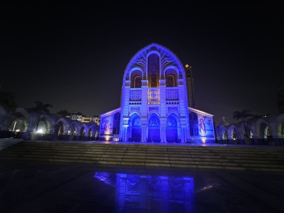 دعما لذوى التوحد.. الكاتدرائية المرقسية بالعباسية تضىء أنوارها باللون الأزرق